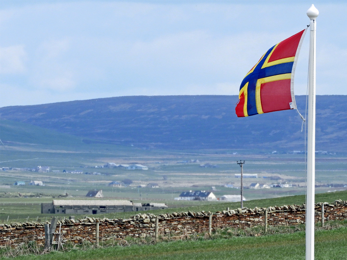 Orknøyenes flagg markerer slektskapet til Norge og Skottland. Foto: Sven Gj. Gjeruldsen, Det kongelige hoff.